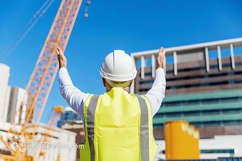 建筑工程師 安全背心下?lián)]灑汗水的建設者